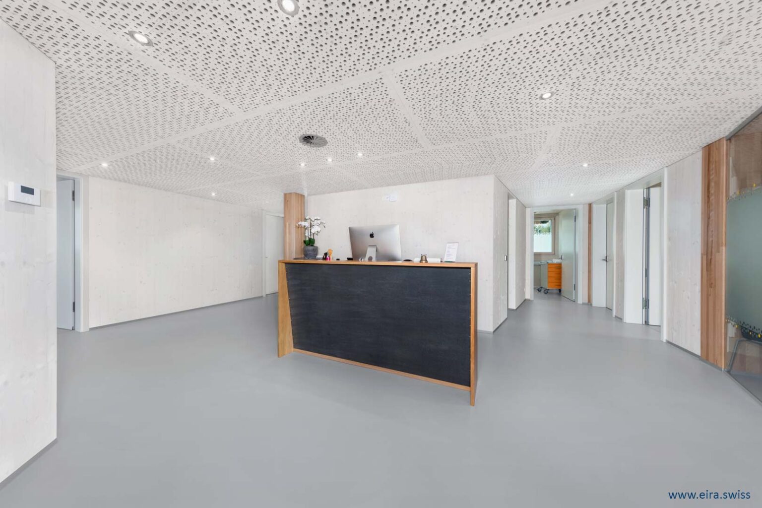 strapazierfähiger, angenehmer Fliessbelag aus Polyurethanharz mit Mattversiegelung in Empfangsbereich Arztpraxis – eira healthcare & living strapazierfähiger, angenehmer Fliessbelag aus Polyurethanharz mit Mattversiegelung in Empfangsbereich Arztpraxis – eira healthcare & living