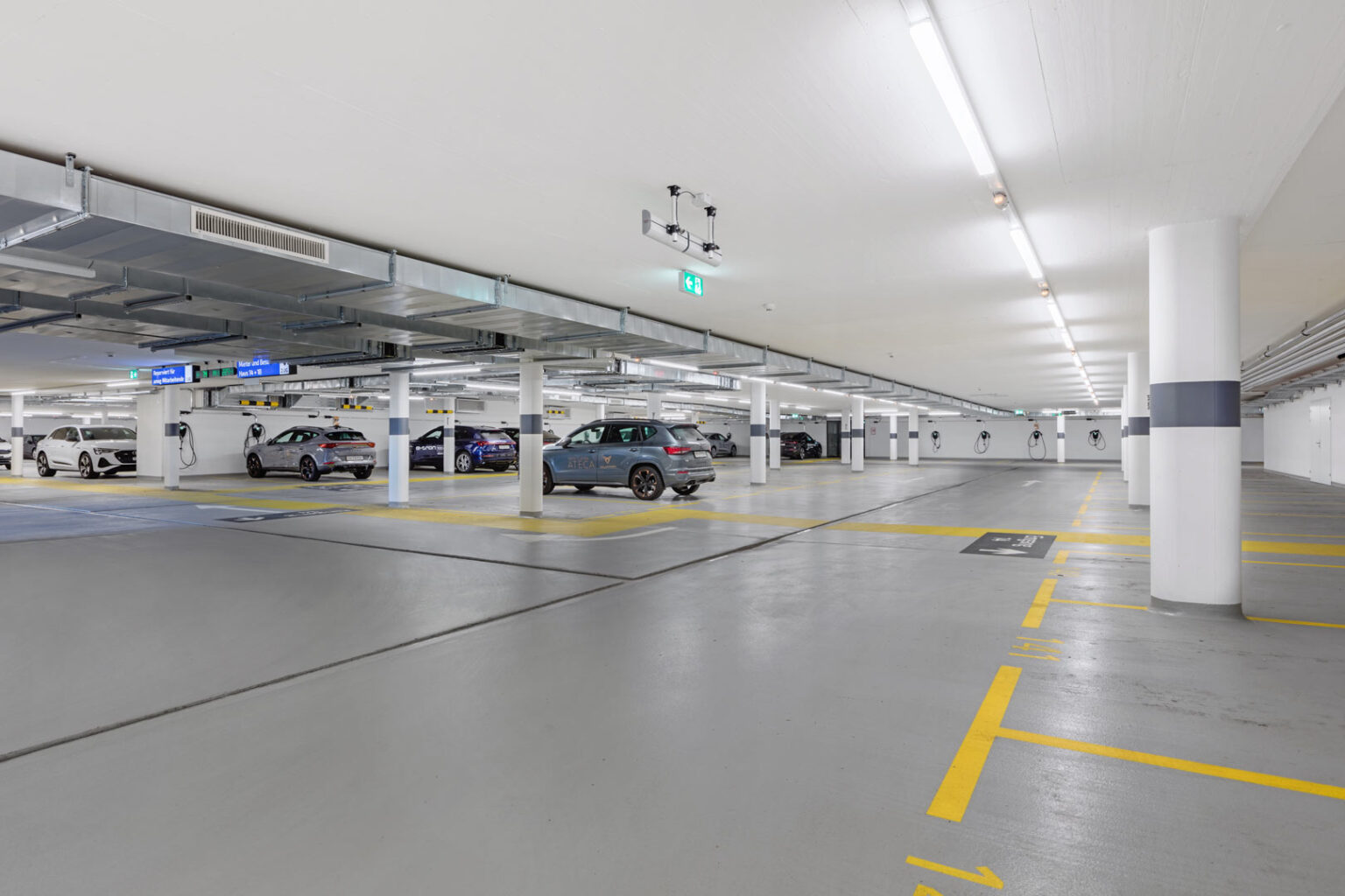 dichter, strapazierfähiger Parkdeckbelag in grosser Unterflurgarage dichter, strapazierfähiger Parkdeckbelag in grosser Unterflurgarage